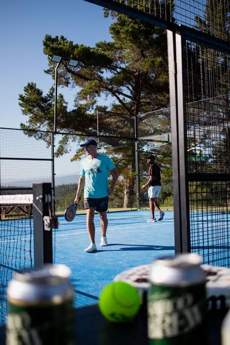 Zwei Padel-Spieler beim Match auf einem Outdoor-Court