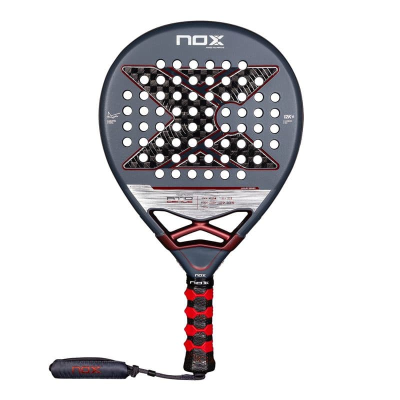 Nox AT10 Genius 12K Padel-Schläger in Grau mit weinroten Akzenten und großem Carbon-X