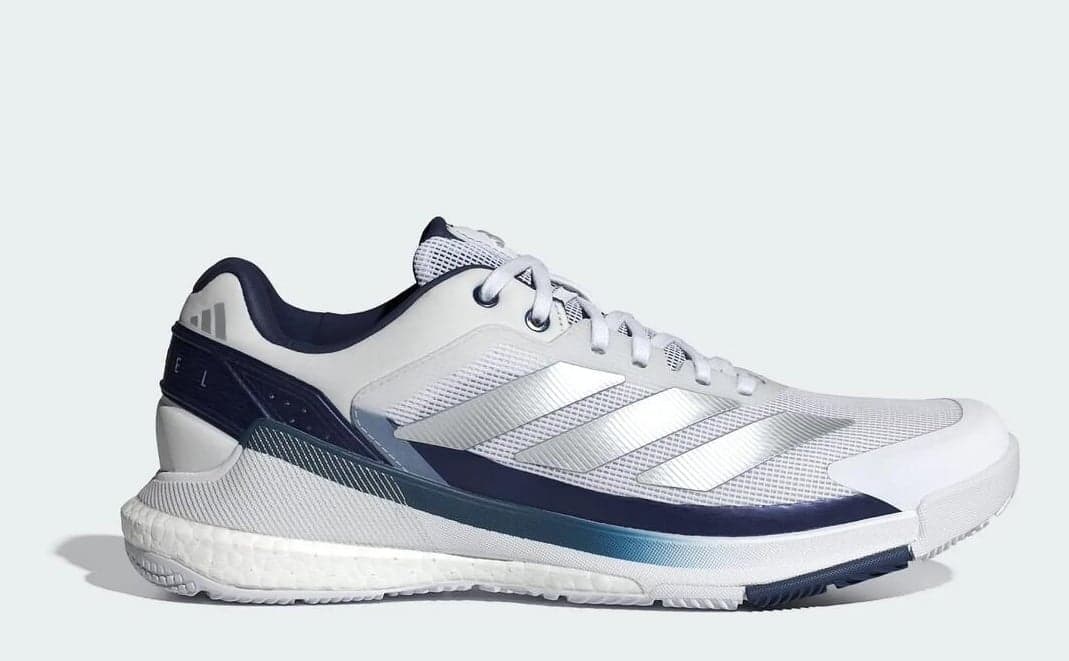 adidas Crazyquick BOOST Padel Herren-Padelschuh in Weiß mit silbernen Streifen und dunkelblauen Akzenten